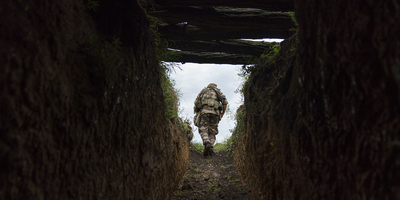 Un soldato ucraino esce da una trincea (AP Photo/David Goldman)