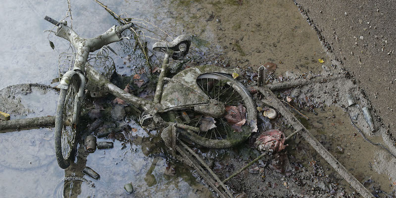 Una bici del servizio di sharing “Vélib” nel Canal Saint-Martin a Parigi (AP Photo/Michel Euler)