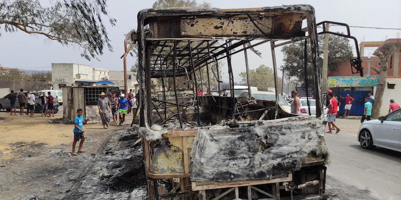 I resti di un autobus bruciato dall'incendio che si è sviluppato nel nord dell'Algeria (EPA/STR via ANSA)