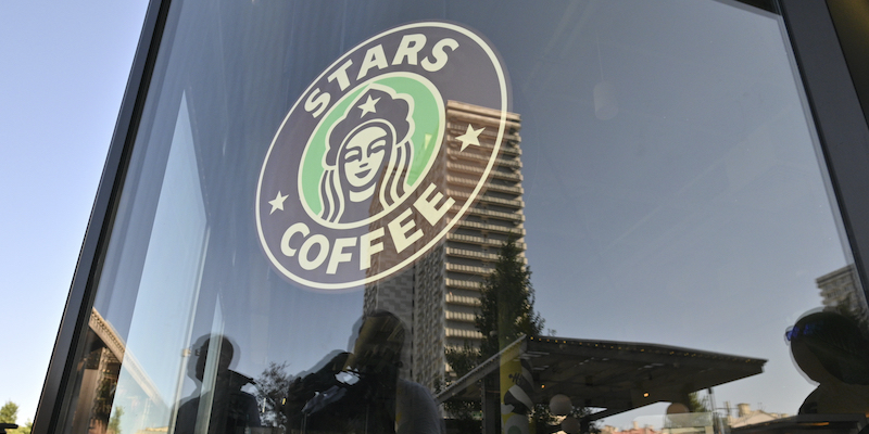 Il logo della catena di caffetterie appena aperta in Russia, Stars Coffee, a Mosca, nell'edificio in cui poco prima c'era uno Starbucks (AP Photo/Dmitry Serebryakov)