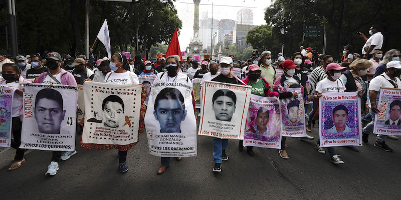 Una manifestazione per i 43 studenti messicani scomparsi nel 2014 (AP Photo/Marco Ugarte)