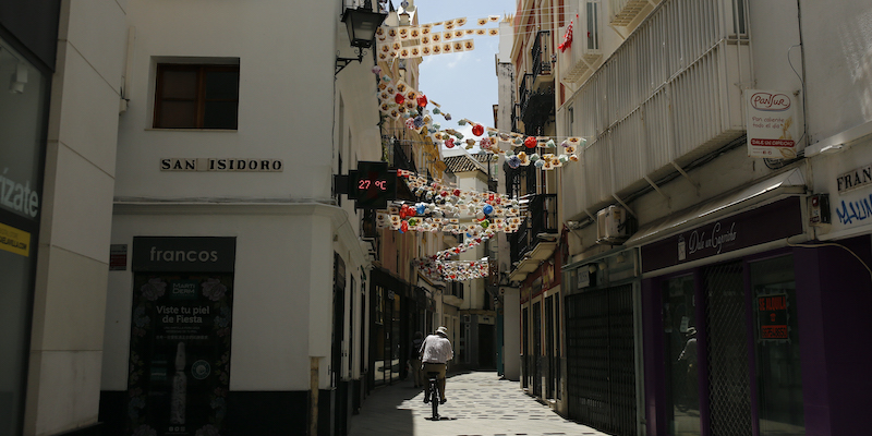 Una via di Siviglia: le temperature estive raggiungono spesso i 40 gradi (Photo by Marcelo del Pozo/Getty Images)