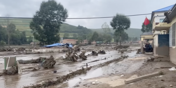 Sedici persone sono morte a causa degli allagamenti provocati dalle piogge torrenziali nella provincia di Qinghai, nel nord ovest della Cina