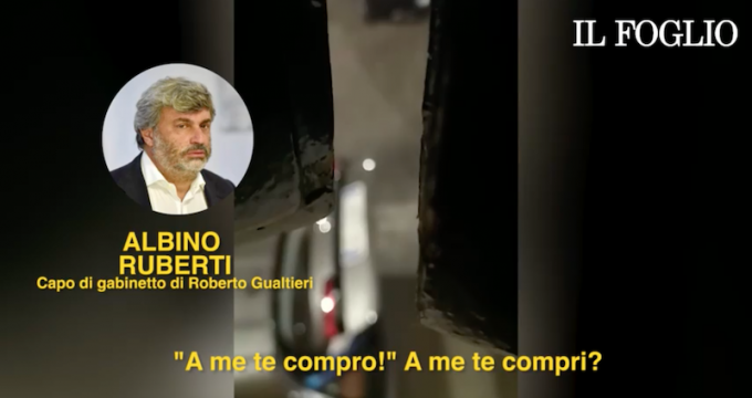 Il PD ha chiesto le dimissioni di Albino Ruberti, capo di gabinetto del sindaco di Roma, dopo la diffusione di un video di una sua lite in strada