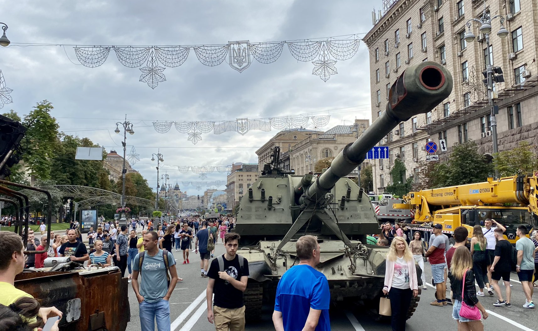 La parata dei carri armati russi semidistrutti a Kiev