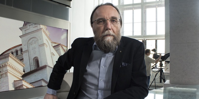 Alexander Dugin in una foto del 2016 in uno studio televisivo di Mosca (AP Photo/Francesca Ebel)