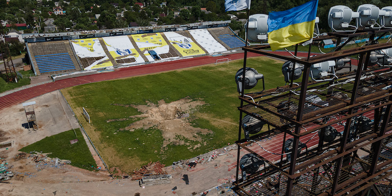 Lo stadio distrutto di Chernihiv fotografato lo scorso maggio (Alexey Furman/Getty Images)