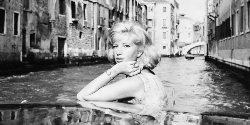 Monica Vitti in barca a Venezia per la Mostra internazionale del Cinema del 1962 (Keystone/Hulton Archive/Getty Images)