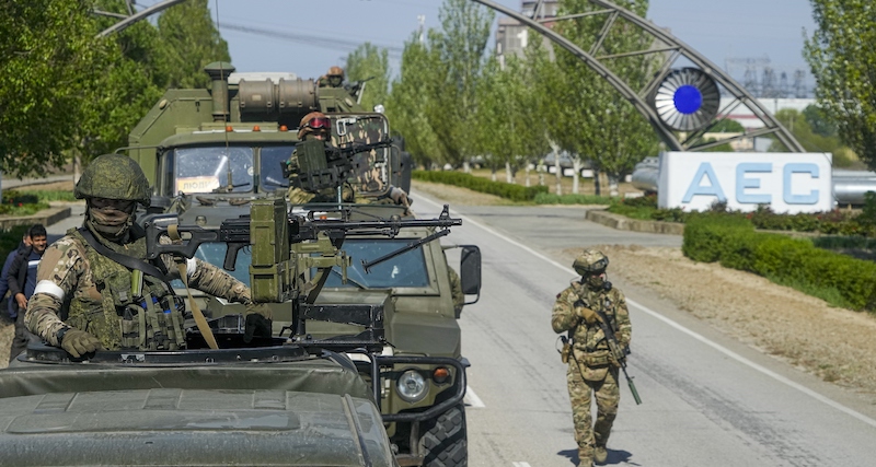 Militari russi sulla strada che porta alla centrale di Zaporizhzhia (AP Photo)
