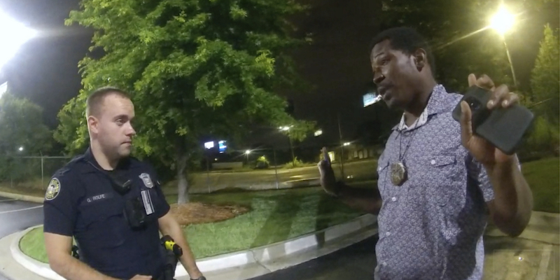 Rayshard Brooks, a destra, mentre parla con l'agente Garrett Rolfe, a sinistra (Atlanta Police Department via AP, File)