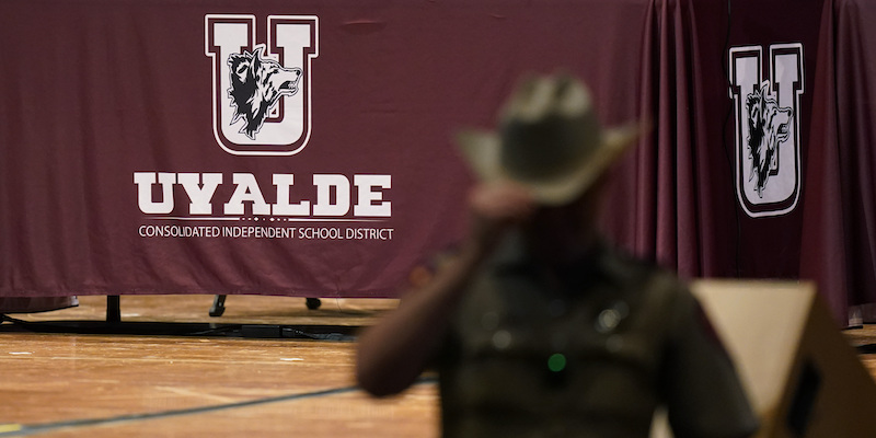 Lo stemma del distretto scolastico in cui si trova la scuola di Uvalde, in Texas, in cui lo scorso 24 maggio c'era stata la strage (AP Photo/Eric Gay)