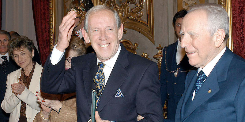 Enzo Garinei con l'allora presidente della Repubblica Carlo Azeglio Ciampi, nel 2004 (ENRICO OLIVERIO / PRESIDENZA DELLA REPUBBLICA / POOL / PAL via ANSA)
