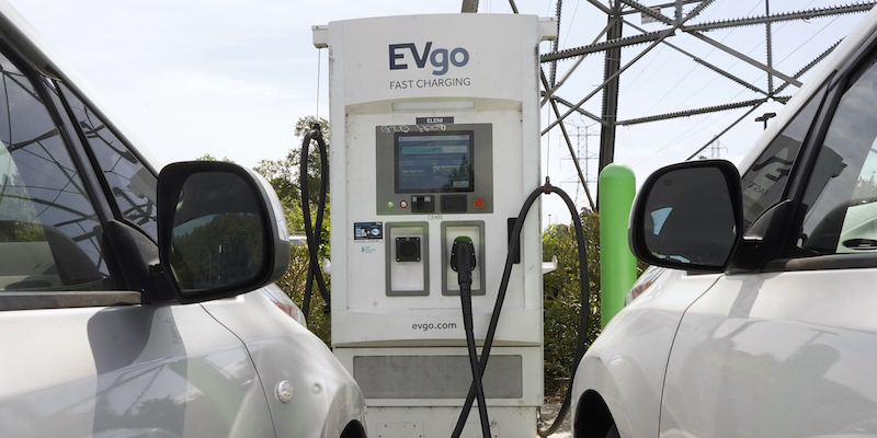 Auto elettriche a Sacramento, in California (AP Photo/Rich Pedroncelli, File)