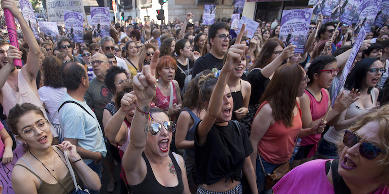 Una protesta contro la sentenza del tribunale di Pamplona sul caso dello stupro “La Manada” a Madrid nel 2018 (AP Photo/ Paul White)