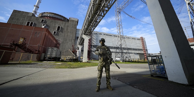 Un militare russo di guardia nell'area della centrale nucleare di Zaporizhzhia (AP Photo, File)