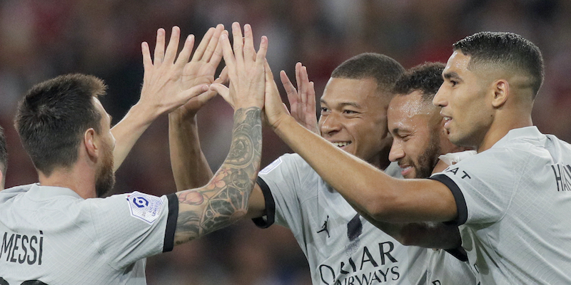 Lionel Messi, Kylian Mbappe, Neymar e Achraf Hakimi dopo il gol segnato al Lille su calcio d'inizio (AP Photo/Michel Spingler)