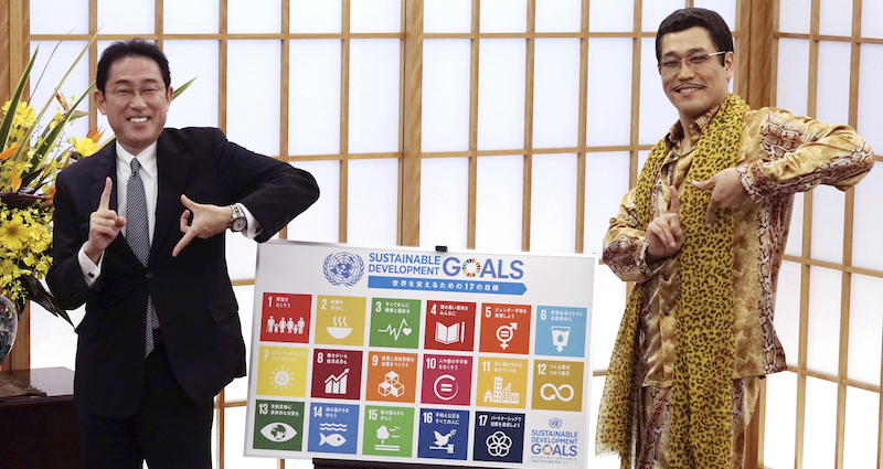 Il comico giapponese Pikotaro assieme all'attuale primo ministro Fumio Kishida, allora ministro degli Esteri, durante un evento per la sensibilizzazione verso gli obiettivi di sviluppo sostenibile nel 2017 (AP Photo/ Eugene Hoshiko)