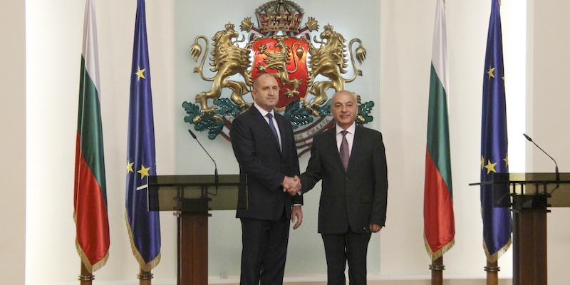 Il presidente bulgaro Rumen Radev e il primo ministro ad interim Galab Donev, durante l'insediamento di quest'ultimo (Marian Draganov/Xinhua via ZUMA Press)