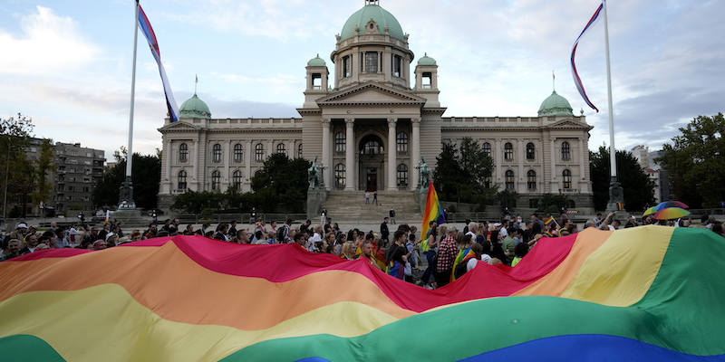 La folla del Pride di Belgrado del 2021 (AP Photo/Darko Vojinovic)