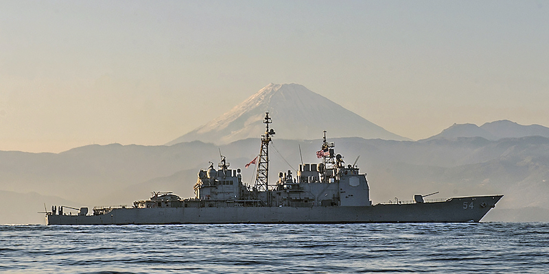 La USS Antietam mentre passa vicino al Monte Fuji diretta verso lo stretto di Taiwan (Mass Communication Specialist Seaman David Flewellyn/U.S. Navy via AP)