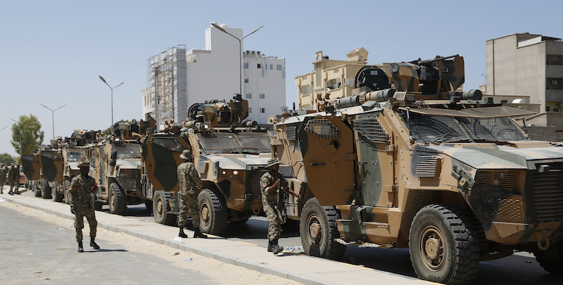 Militari schierati nelle strade di Tripoli durante gli scontri di sabato (AP Photo/Yousef Murad)