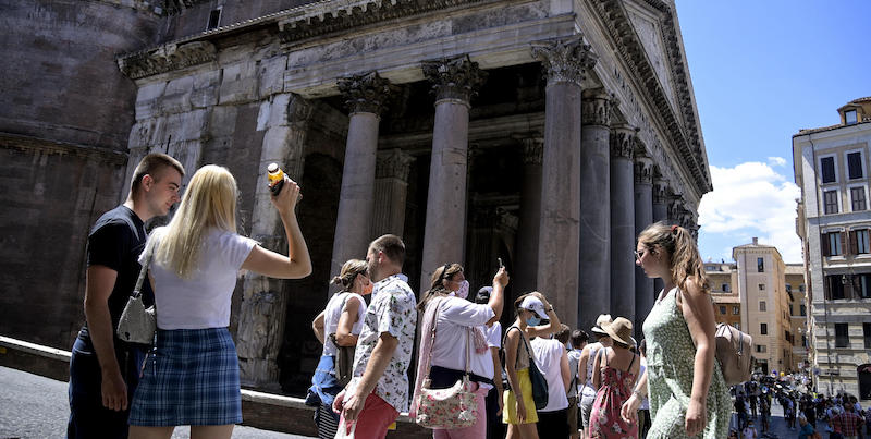 Turisti visitano il centro di Roma (ANSA/ RICCARDO ANTIMIANI)