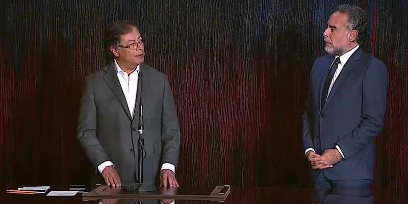 Il presidente della Colombia Gustavo Petro e il nuovo ambasciatore Colombiano in Venezuela, Armando Benedetti, in un'immagine presa da un video diffuso dalla presidenza colombiana su YouTube
