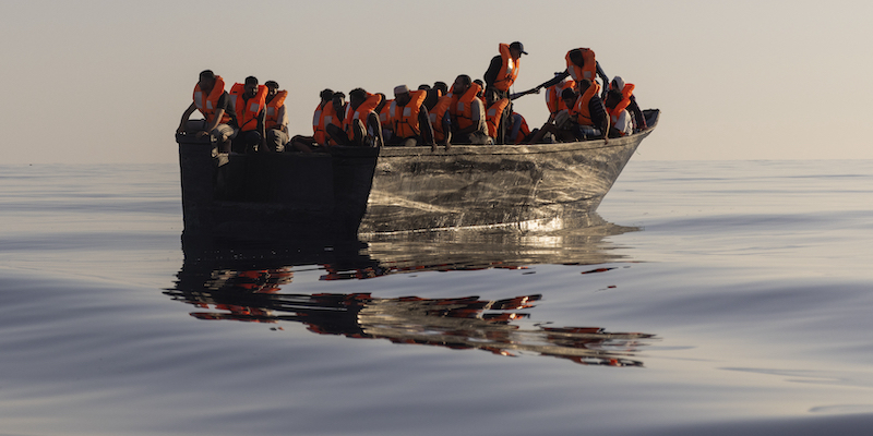 Un'imbarcazione di migranti al largo di Lampedusa, il 27 agosto 2022 (AP Photo/Jeremias Gonzalez)