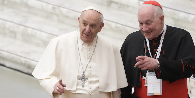 Il papa e il cardinale Marc Ouellet in Vaticano, 17 febbraio 2022 (AP Photo/Gregorio Borgia)