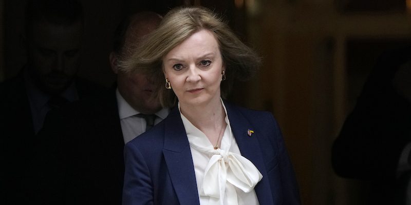 Liz Truss esce dall'ufficio del primo ministro britannico al numero 10 di Downing Street, a Londra, ad aprile del 2022 (AP Photo/Alastair Grant, File)