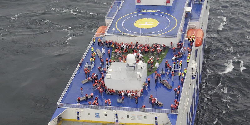 I passeggeri del traghetto in attesa dei soccorsi (EPA/John Jonsson/SJ Fartsverket via ANSA)