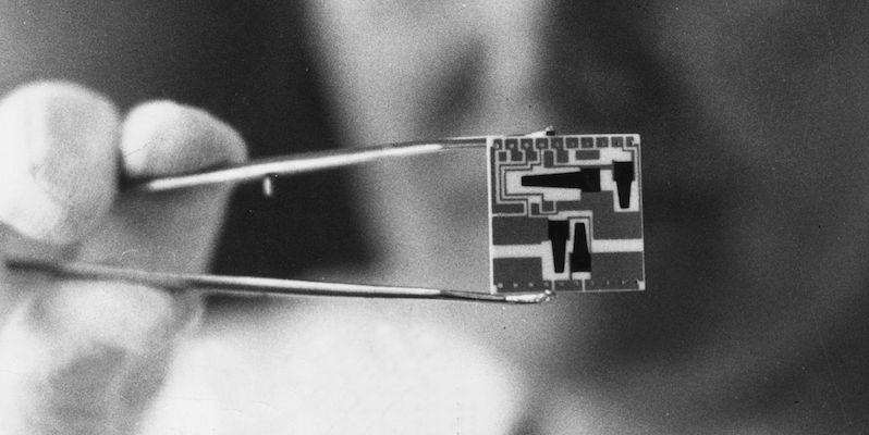 Un antenato dei moderni microchip del 1974 (Photo by Istvan Bara/Keystone/Getty Images)