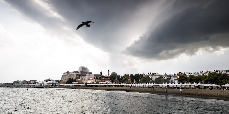 La spiaggia del Lido di Venezia, l'Hotel Excelsior e il Palazzo del Cinema (Tristan Fewings/Getty Images)