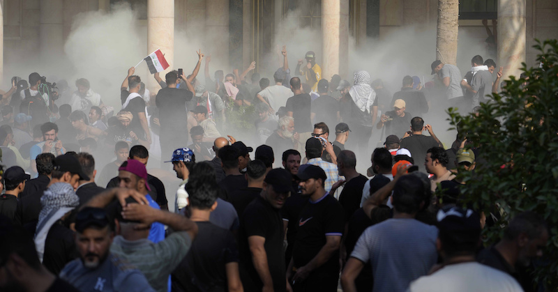 Lacrimogeni contro i manifestanti a Baghdad, Iraq (AP Photo/Hadi Mizban)