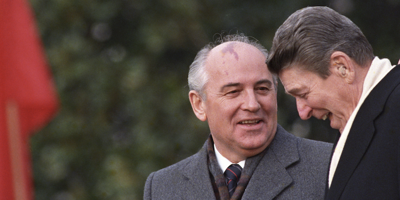 Gorbaciov con il presidente degli Stati Uniti Ronald Reagan nel 1987 (AP Photo/Boris Yurchenko, File)