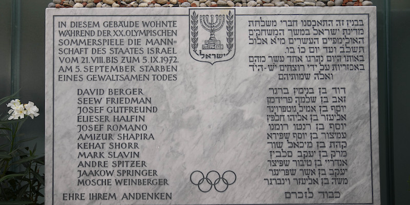 Una targa in memoria degli 11 atleti israeliani uccisi nel 1972, a Monaco di Baviera (AP Photo/Matthias Schrader)