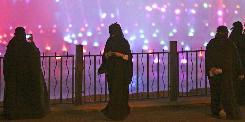 Alcune donne saudite con in mano i propri smartphone a Riyad, capitale dell'Arabia Saudita (AP Photo/Hasan Jamali, File)