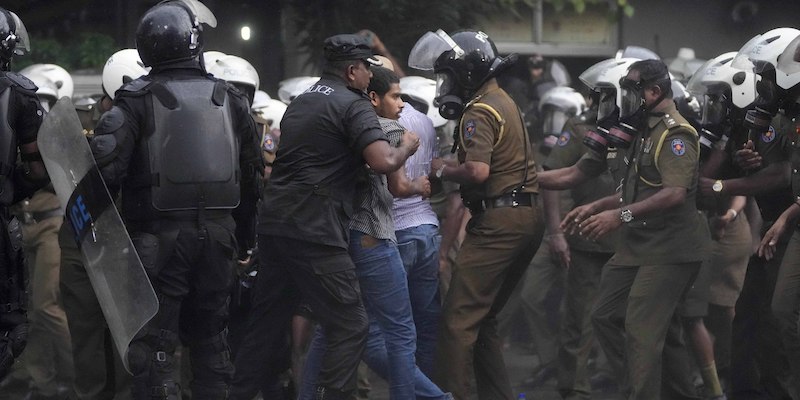 Scontri tra manifestanti e forze dell'ordine a Colombo, in Sri Lanka (AP Photo/Eranga Jayawardena)