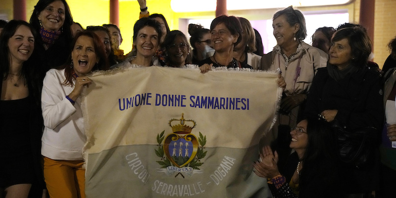 Alcune attiviste di San Marino festeggiano l'esito del referendum sull'aborto, a settembre del 2021 (AP Photo/Antonio Calanni)