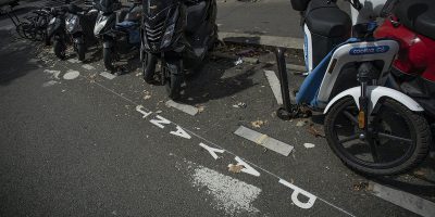 A Parigi anche le moto pagano il parcheggio