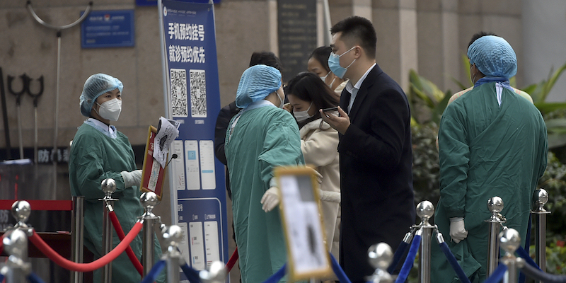 Test per il coronavirus nella città di Chengdu (Chinatopix via AP)
