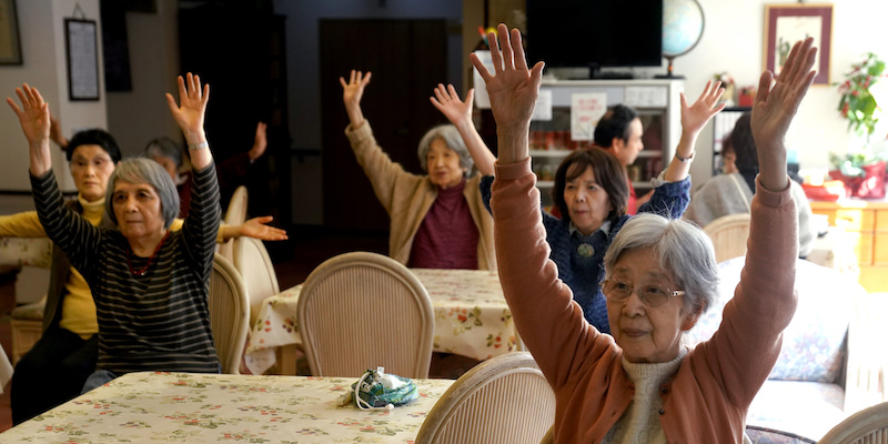 Persone in una residenza per anziani di Tokyo (AP Photo/ Shizuo Kambayashi)