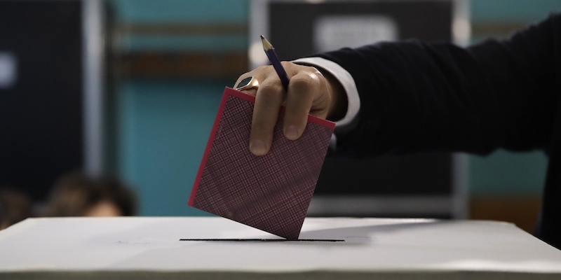 Una matita usata per le elezioni europee del 2019, in un seggio a Roma (AP Photo/Alessandra Tarantino)