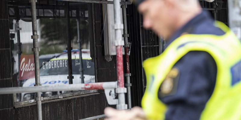 La polizia di fronte a un bar dove c'è stata una sparatoria, in Svezia (Johan Nilsson / TT via AP)