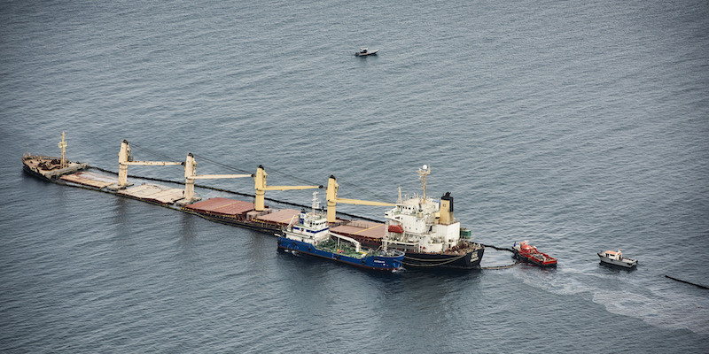 Al largo di Gibilterra sono in corso le operazioni di emergenza per pompare carburante da una nave che rischia di affondare