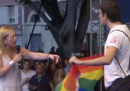 La contestazione di un manifestante per i diritti LGBT+ sul palco di Giorgia Meloni, a Cagliari