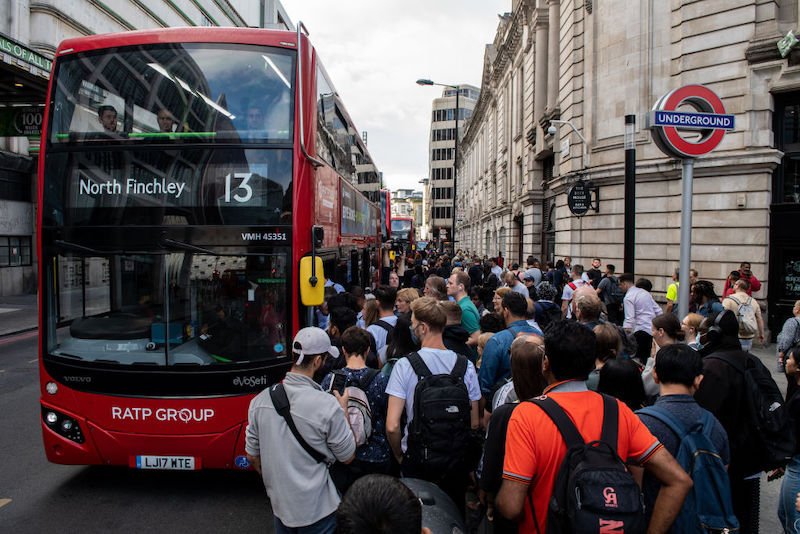 Ai biglietti degli autobus in Inghilterra verrà imposto un limite di 2 sterline per tre mesi