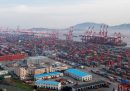 Il principale porto merci di Shanghai è fermo a causa di un tifone