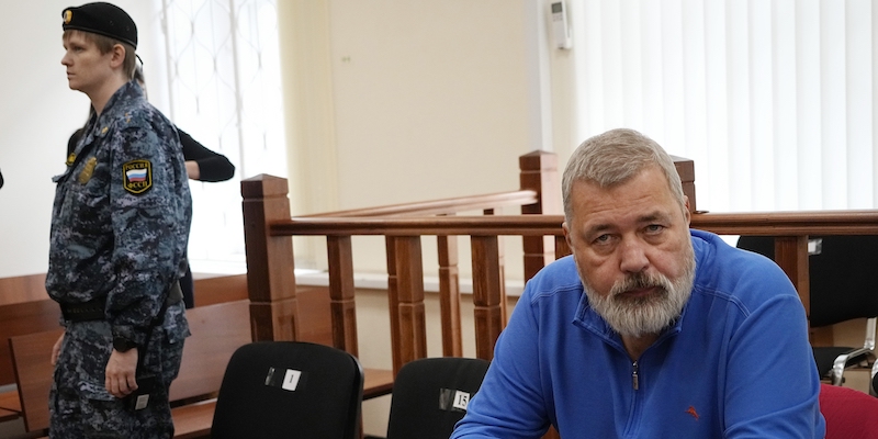 Dmitri Muratov, cofondatore e direttore di Novaya Gazeta, nel tribunale di Mosca che ha stabilito la revoca della licenza di pubblicazione del giornale (AP Photo/Alexander Zemlianichenko)