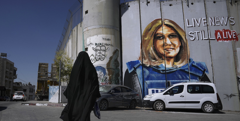 Un murale in memoria di Shireen Abu Akleh, a Betlemme, in Cisgiordania (AP Photo/ Mahmoud Illean)